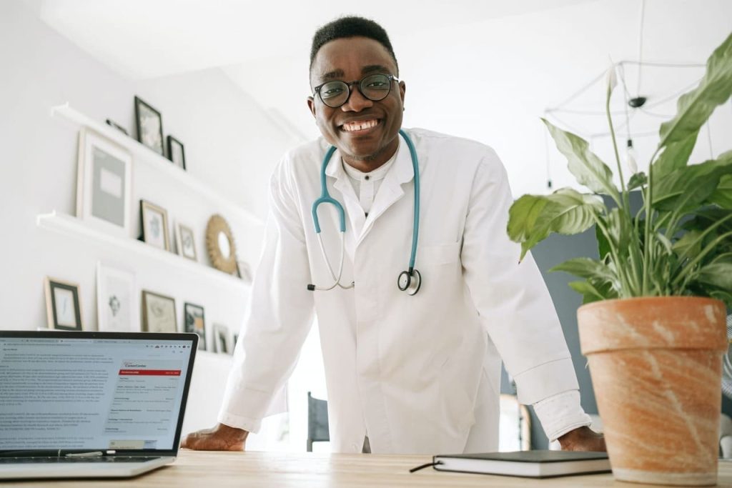 Homem sorrindo ao ar livre, representando bem-estar, qualidade de vida e os benefícios de ter um plano de saúde para cuidar da saúde física e emocional.